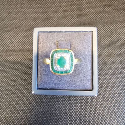 gros plan d'une bague dans une boîte sur une table