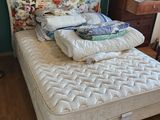 un lit sur lequel est posé un matelas dans une pièce
