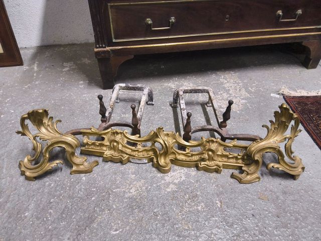 Paire de chenets en bronze doré et devant, style rocaille.