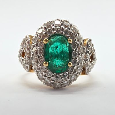 bague ovale en émeraude et diamant sur fond blanc