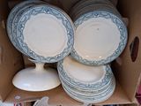 beaucoup d'assiettes dans une boîte posée sur la table