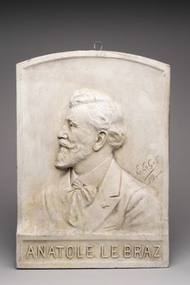 une plaque en marbre blanc sur laquelle figure l'image d'un homme en costume-cravate