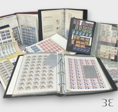 beaucoup de timbres rangés dans un classeur posé sur une table