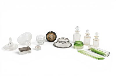 de nombreux objets en verre posés sur une surface blanche