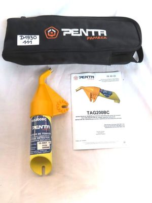 un sac à côté duquel se trouve un parapluie jaune