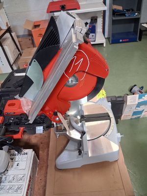 une machine posée sur une table dans une pièce