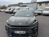 une voiture noire garée dans un parking