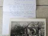 deux vieilles photos montrant des personnes assises devant un cimetière