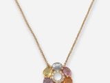 un collier en or orné de pierres multicolores montées sur une chaîne