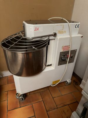 une photo d'une cuisine avec un mixeur et une machine à laver