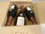 deux bouteilles de vin dans une boîte en carton posée sur une table