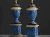 paire d'urnes en marbre bleu rehaussées de touches dorées