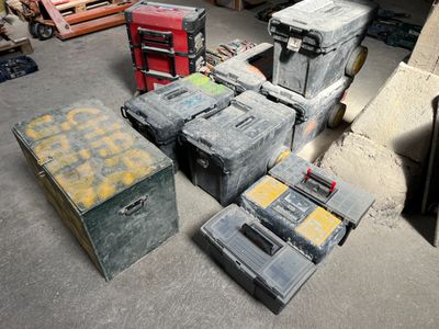 un grand nombre de cartons posés sur le sol