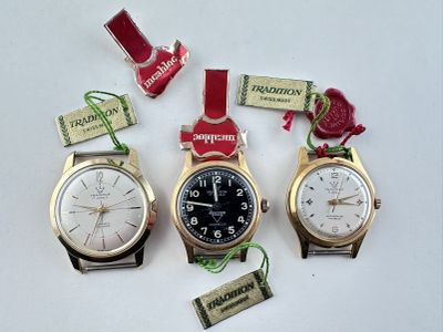 quatre types de montres sont présentés sur une surface blanche