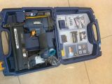 une boîte à outils bleue avec des outils sur le sol