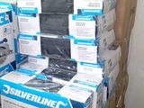 de nombreuses caisses contenant du matériel électronique empilées les unes sur les autres