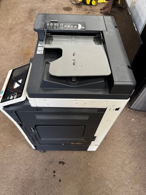 une imprimante noir et blanc posée sur une armoire