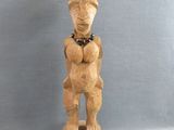 statue en bois d'une femme tenant un bébé dans ses bras