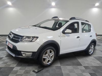 une photo d'une dacia blanche garée sur un sol en damier