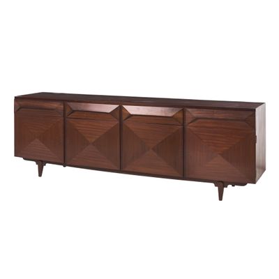 Le buffet est en bois et comporte quatre portes et quatre tiroirs.