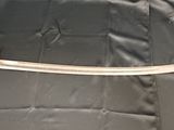 un gros plan d'une épée posée sur un tissu noir, sur une table