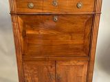 une vieille armoire en bois avec deux tiroirs et une porte