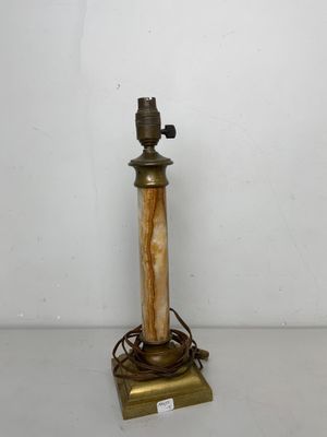 une image représentant une lampe posée sur une table, avec un cordon d'alimentation