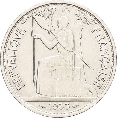 l'image d'une pièce d'argent avec l'image d'une femme tenant un drapeau
