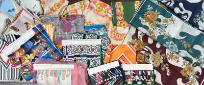 de nombreux modèles de foulards exposés dans un magasin