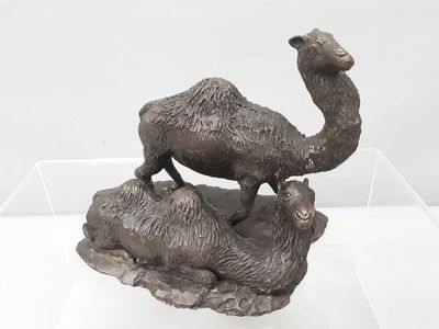 une statue représentant un chameau et un chameauon dans une vitrine