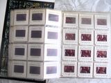 un livre ouvert sur lequel sont apposés plusieurs timbres