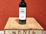 une bouteille de vin posée sur une caisse en bois