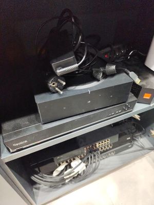une photo montrant un tas d'appareils électroniques empilés les uns sur les autres