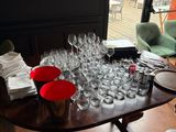 une table sur laquelle sont posés des verres à vin et des assiettes
