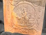 un vieux bloc de bois sur lequel est sculpté un homme à cheval