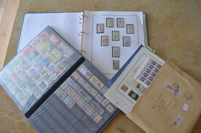 de nombreux timbres sur les pages d'un classeur