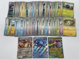 beaucoup de cartes pokemon différentes sur la table