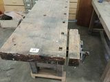 une table sur laquelle est posé un banc, dans une pièce