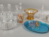 beaucoup de vases en verre et une assiette sur la table