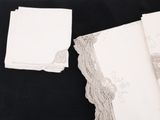 beaucoup de serviettes blanches ornées de dentelle