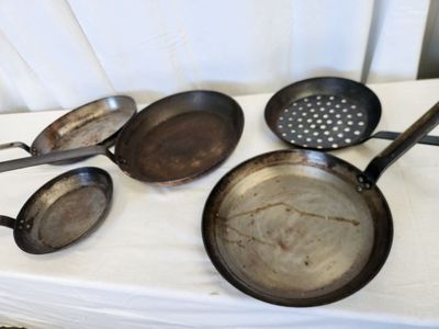 many pans that are sitting on a table