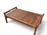 une image d'un banc en bois posé sur un sol blanc