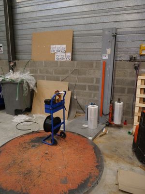a blue machine that is sitting in the middle of a room