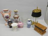 plusieurs vases de styles variés et une lampe posée sur une table