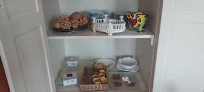 un garde-manger avec beaucoup de nourriture sur les étagères