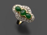 une bague en émeraude et diamant