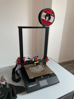 une imprimante 3D posée sur une table