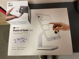 quelqu'un tient un smartphone devant une boîte