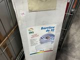 une boîte posée sur le sol devant un mur