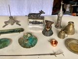 une table sur laquelle sont posés de nombreux objets anciens
